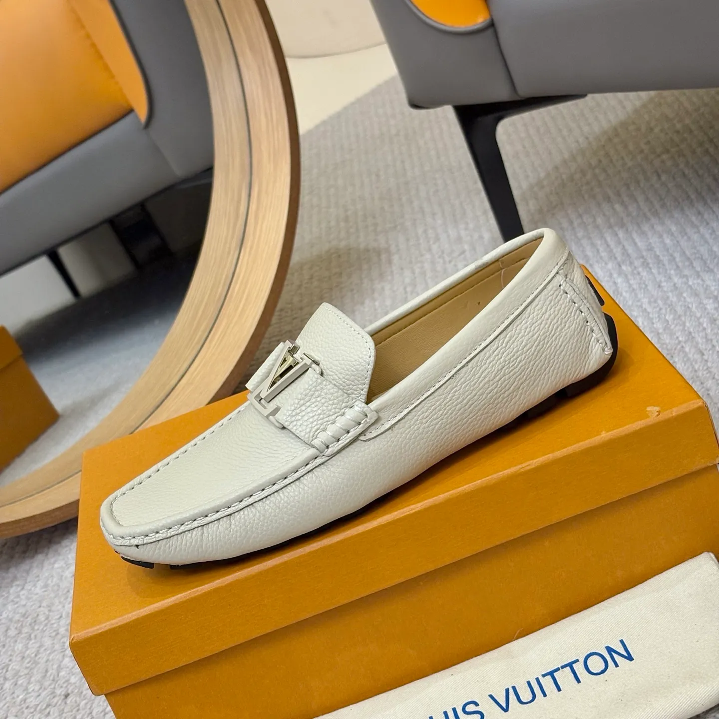 Men's men's shoes 💰420 (Yangli) LV 2⃣️0⃣️2⃣️5️⃣Spring and summer counter GLORIA series models ✈️Original factory special leather production, original last type. A classic driving slip-on casual shoe that shows an elegant style with exquisite craftsmanship details such as Monogram embossing all over the upper🌀Italian imported calfskin fabric Sheepskin foot pads➕Inside～Private mold replica sole Unique style Comfortable driving slip-on Size: 4-12 (38-46) Comes with [Counter packaging: original box, wrapping paper, card, instruction manual, shoehorn, cloth bag] No pressure to enter and leave the counter!